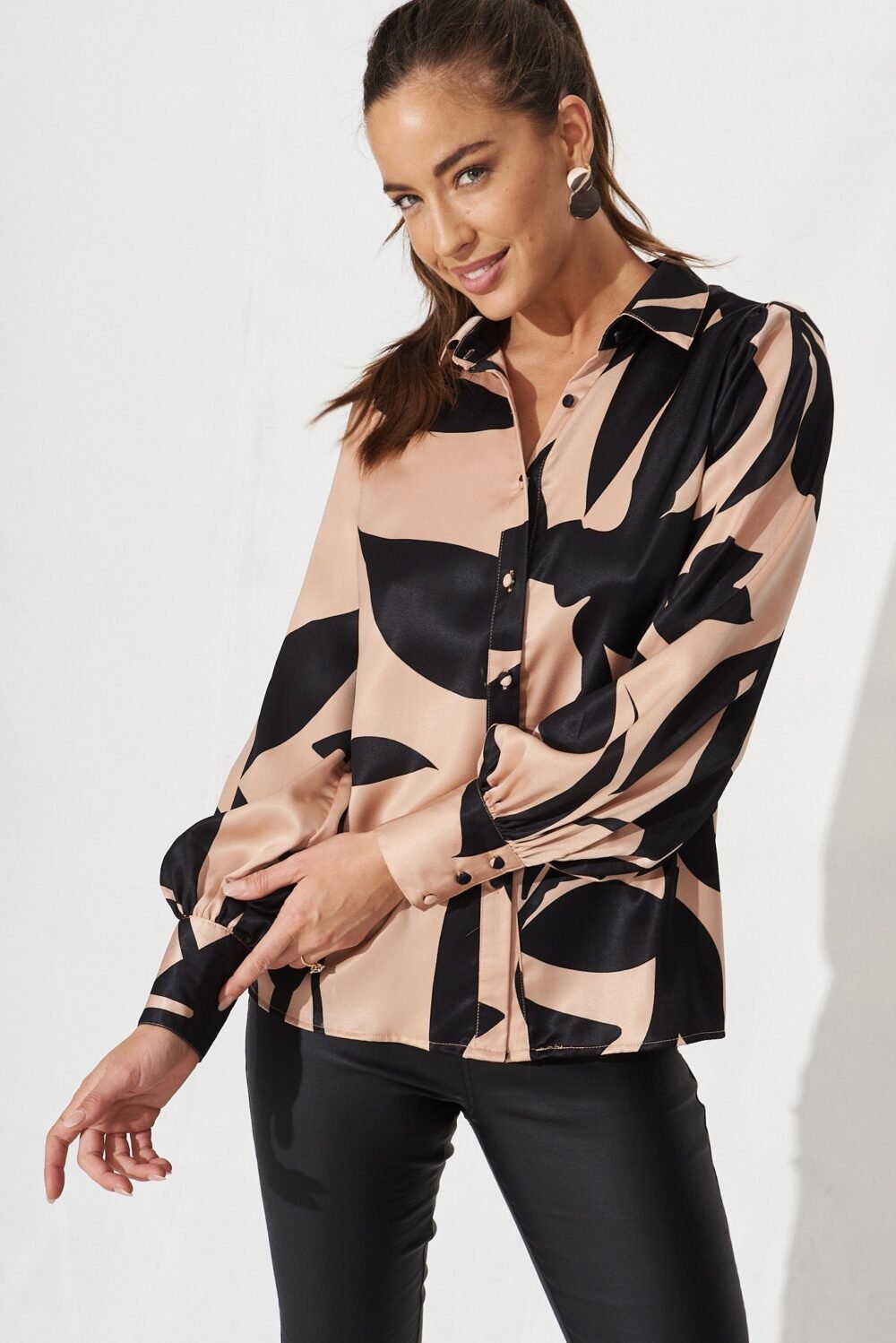 Shirt In Brown With Black Print - Image 3